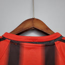Detalhe do colarinho da camisa AC Milan Away 04/05 Retro Olympic, em cores laranja e marrom.