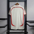 Camisa AC Milan Away 06/07 Retro Olympic vista traseira com detalhes em vermelho e logo.