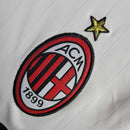 Logotipo do AC Milan na camisa retrô 06/07 com estrela acima, em destaque.