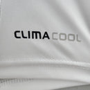 Detalhe da etiqueta CLIMA COOL em camisa branca do AC Milan Away 11/12 Retro.