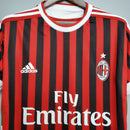 Camiseta AC Milan Away 11/12 Retro em vermelho e preto com logo Adidas e emblema do time.