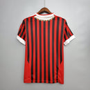 Camisa AC Milan Away 11/12 Retro Vermelha com listras verticais pretas e brancas.