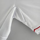 Detalhe da manga do uniforme AC Milan Away 11/12 Retro Branco, destacando a textura e o design.
