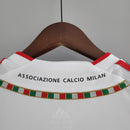 Detalhe da gola da camisa AC Milan Away 11/12 Retro White com logo Associazione Calcio Milan.