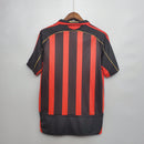 Camisa AC Milan Home 06/07 Retro OLYMPIC, com listras vermelhas e pretas, vista traseira.