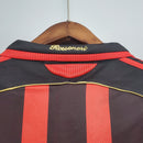 Parte de trás da camisa AC Milan Home 06/07 Retro com detalhes em vermelho e preto e bordado 'Rossoneri'.