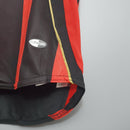 Detalhe da camiseta retro do AC Milan 06/07 com tecnologia ClimaCool e design clássico em preto e vermelho.