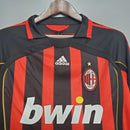 Camisa AC Milan Home 06/07 retro com listras vermelhas e pretas, logo Adidas e patrocínio bwin.