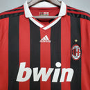 Camisa AC Milan Home 09/10 Retro com listras vermelhas e pretas, logo e patrocinador Bwin.