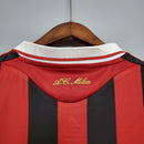 Detalhe da camiseta AC Milan 09/10, mostrando o bordado com o nome A.C. Milan na parte de trás.