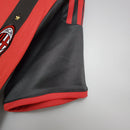 Detalhe da camisa AC Milan Home 09/10 Retro Olympic com logotipo e design clássico em vermelho e preto.