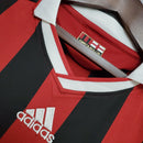 Camiseta AC Milan Home 09/10 Retro com detalhes em vermelho e preto, gola branca e logotipo Adidas.