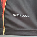 Detalhe da tecnologia Climacool no uniforme do AC Milan home 10/11 Retro Olympic, destacando conforto e ventilação.