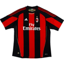 Camisa AC Milan 10/11 retro, cores vermelho e preto, com logo Adidas e patrocinador Fly Emirates.