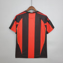 Camisa AC Milan 10/11 retro, mostrando as costas com detalhes em vermelho e preto.