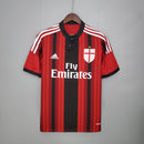 Camisa AC Milan Home 14/15 Retro Vermelha com detalhes em preto e logo do clube.