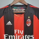 Camisa AC Milan 10/11 Retrô, detalhe do colarinho e logo da Adidas, estilo clássico e elegante.