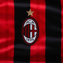 Emblema da camisola AC Milan 24/25 com detalhes em vermelho e preto e estrela dourada no topo.