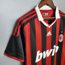 Camisa do AC Milan Home 09/10 Retro Olympic com listras vermelhas e pretas, badge do time e logo da Adidas.
