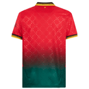 Camiseta vermelha AC Milan x Off-White 24/25 com detalhe em verde e gola dourada, vista traseira.