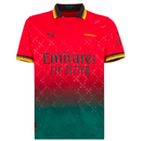 AC Milan x Off-White 24/25 vermelho jersey com detalhes em verde e preto, logo da Puma e patrocínio Emirates.