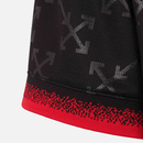 Detalhe da camisa preta AC Milan x Off-White 24/25, destaque para a barra vermelha e padrão estilizado.