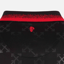 Detalhe da gola do jersey preto AC Milan x Off-White 24/25, com logo vermelho e padrão gráfico.