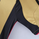 Detalhe da camisa AC Milan Third 13/14 retro amarela com design elegante e cores vibrantes.