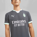 Camisola AC Milan third 24/25 na cor preta, com detalhes em verde e logo da Puma, modelo de futebol masculina.