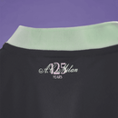 Detalhe da gola da camisola AC Milan third 24/25 preta com logo e anos da equipe.