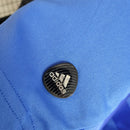 Logo da Adidas em close-up no uniforme Chelsea Home 11/12 Retro em tecido azul.