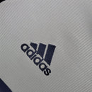 Detalhe do logo da adidas, parte do uniforme Bayern München Home 98/99 Retro, mostrando a qualidade do material.