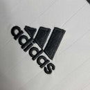 Logotipo da Adidas em detalhe, parte da camisa AC Milan Away 06/07 Retro Olympic.