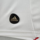 Logo da Adidas em camisa AC Milan Away 11/12 Retro White, destacando qualidade e estilo.