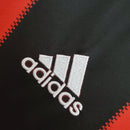Logo da marca Adidas em detalhe, parte da camisa retro do AC Milan 10/11.