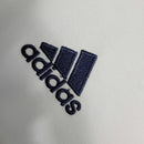 Logotipo da Adidas em destaque em uma camisola de futebol branca da Real Madrid Home 16/17.