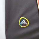 Logotipo da Adidas em detalhe, destacando suas cores vibrantes e design icônico, presente em produtos como o AC Milan.