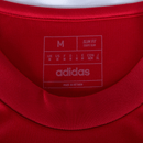 Etiqueta interna do uniforme Manchester United home 24/25 vermelho, marca Adidas, modelo slim fit.