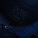 Etiqueta de camiseta Manchester United away 24/25 Blue, mostrando tamanho M e detalhes da marca Adidas.