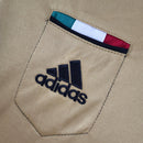 Detalhe da etiqueta da camisa AC Milan Third 13/14 Retro Yellow com logotipo Adidas.