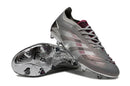 Adidas Predator Elite Bellingham FG - Prata, chuteiras grey e roxas com detalhes em prateado.