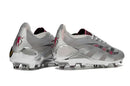 Adidas Predator Elite Bellingham FG - Prata, visual traseiro dos tênis de futebol, digitais em prata com detalhes vermelhos.