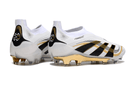 Chuteira Adidas Predator Elite FG - Branca e Dourada "Teamgeist" com design icônico e detalhes em dourado.