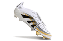 Chuteira Adidas Predator Elite FG Tongue Branca e Dourada "Teamgeist" com design icônico e performance de elite.