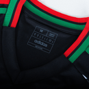 Etiqueta do Arsenal away 24/25, parte interna da camisa com logotipo adidas e detalhes coloridos.