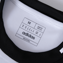 Camisolas Juventus home 24/25 com etiqueta de tamanho M e marca adidas, ideal para torcedores.