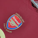 Logo do Arsenal em camiseta retro da temporada 05/06, focado no tema Arsenal Away, disponível na loja olímpica.