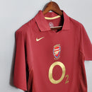 Camisa Arsenal Away 05/06 do retro, destacando o logo do Arsenal e a marca Nike, ideal para colecionadores.