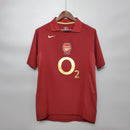 Camisa Arsenal Away 05/06 do Retro Olympic Store, detalhe do logo e patrocínio em destaque.
