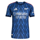 Camiseta Arsenal away 25/26, parte da coleção da Olympic Store, com design moderno e logo Emirates.